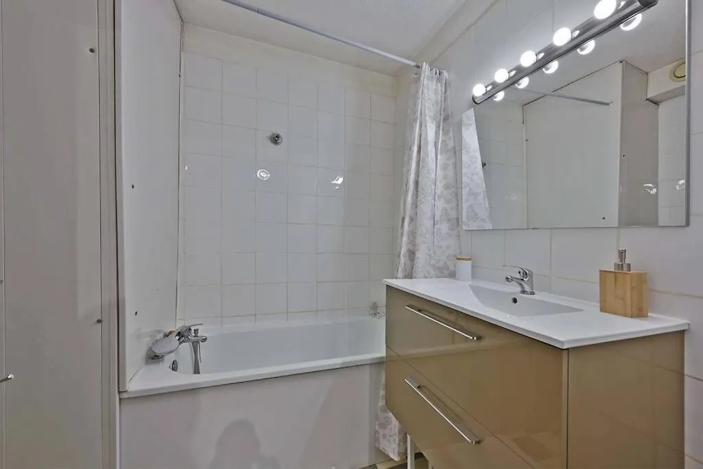 Apartment Ferienwohnung Les Comtadins - Parking Gratuit - Balcon - Clim Avignon